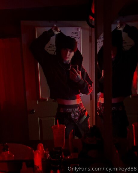 Icy Mikey888 nude model archive