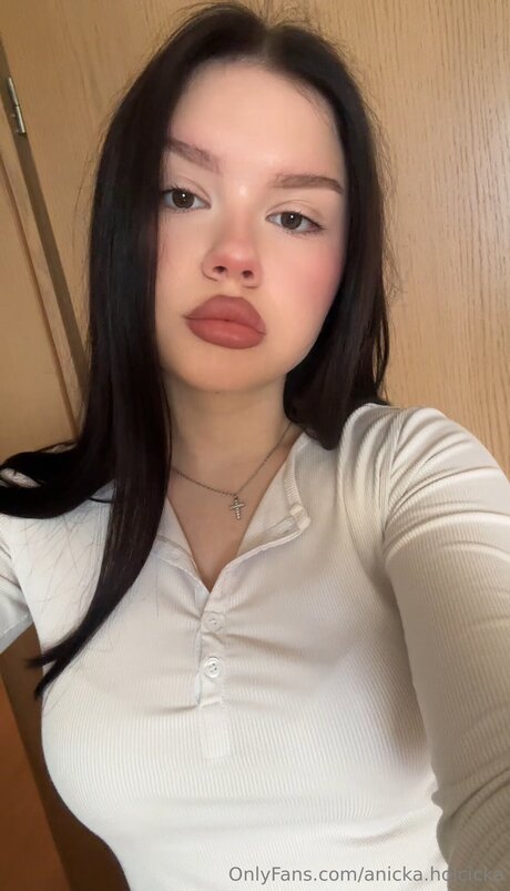 Anicka Holcicka art star pictures