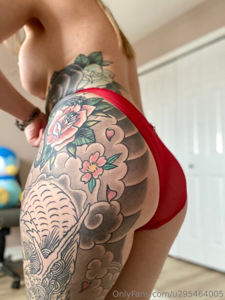 U295464005 sexy model picture