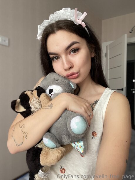 Evelin Free Page perfect actress pics