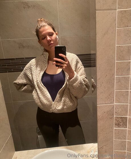 Sweetlussyy erotic pornstar picture