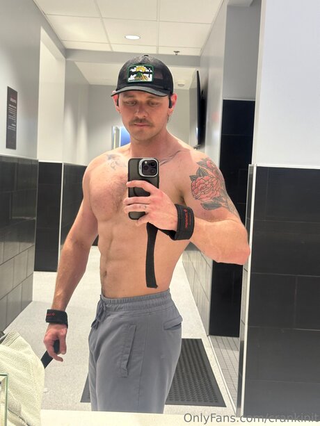 Crankinit model naked photos