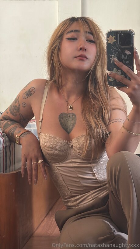 Natashanaughtyxxx nude pornstar pic