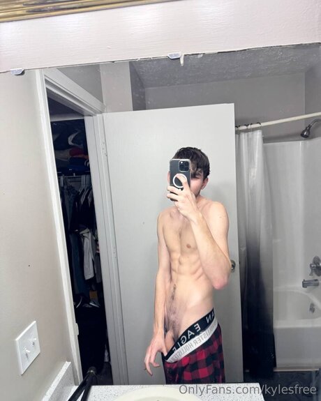 Kylesfree model hot picture