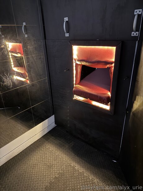 Alyx Urie top actress picture