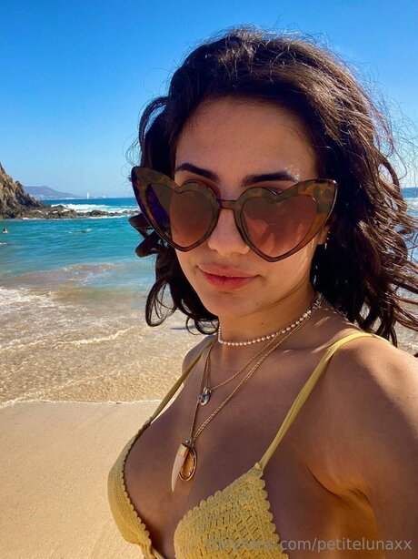 Petitelunaxx model picture