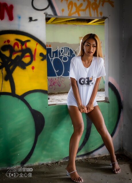 Benzasia naked actress pic