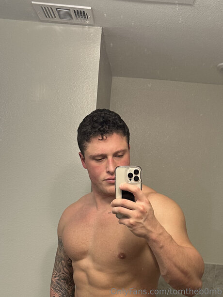 Tomtheb0mb adult model photos