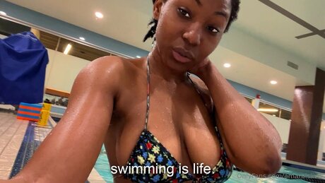 Amaraislive nude model images