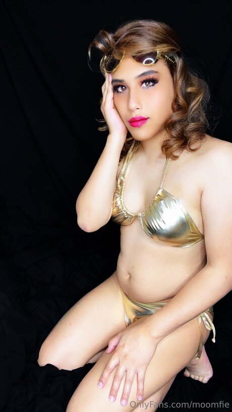 Moomfie top model photos