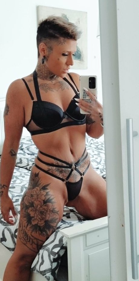 nennefriisk hot actress img