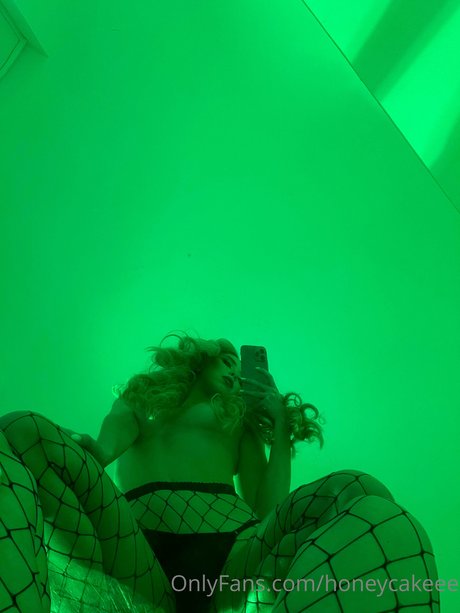 honey cake model naked galleries