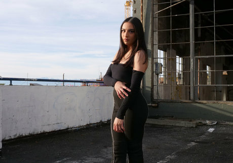 Jaybankpresents high quality model img