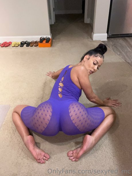 Sexy Red pretty model images