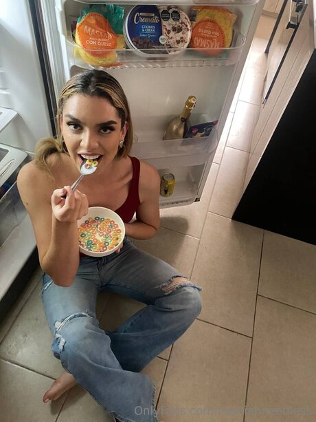 Mariiahneedless model nice pic