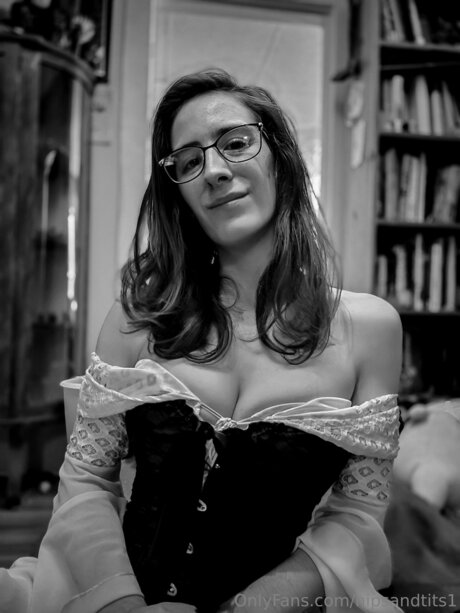 Hipsandtits1 model top images