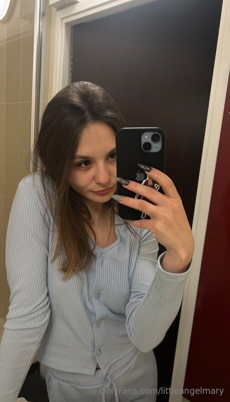 Littleangelmary pornstar naked image