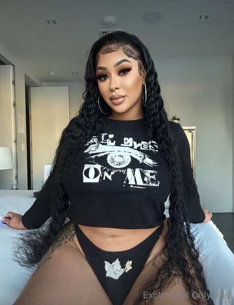 beautiful japanese onlyfans top pic