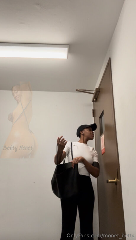 Monet Betty naked model photo