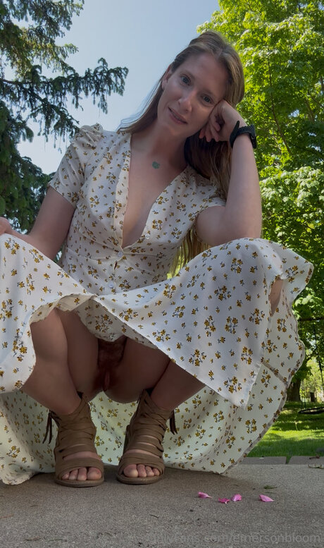 Emersonbloom model naked photo