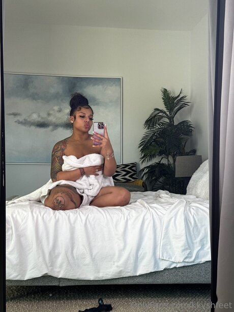 Kkvshfeet model best picture