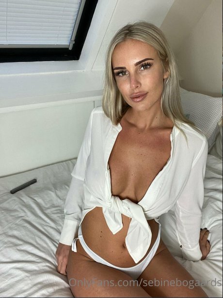 asian brunette onlyfans naked image