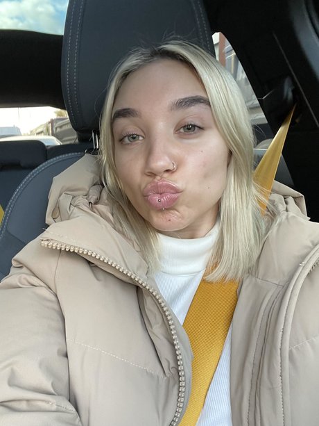 Ella Baig pretty model galleries