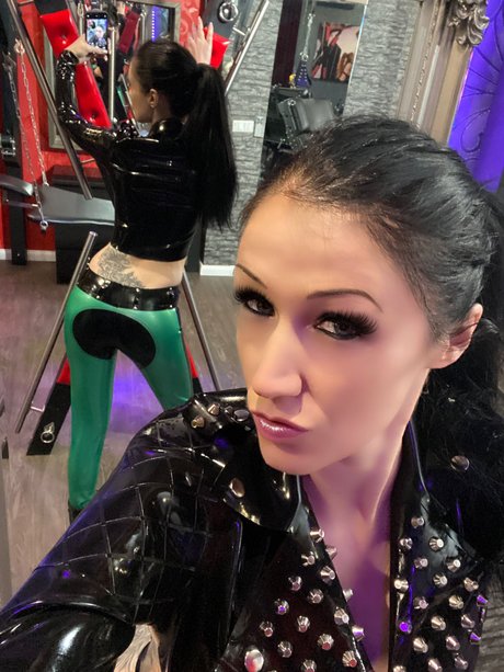 Melideluxe_ model nudes archive