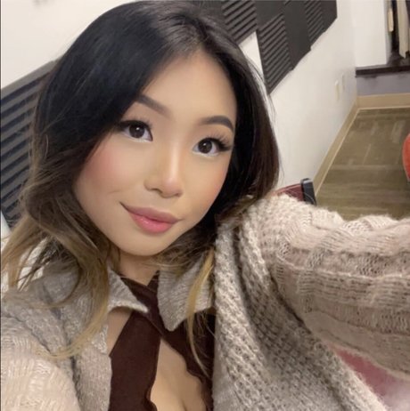 _Lizzie Vang model free picture