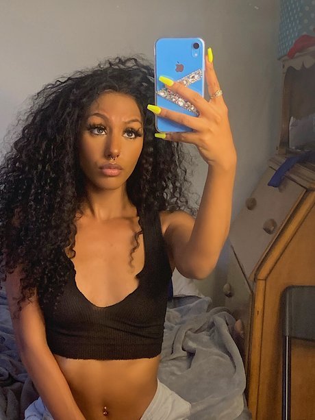 Biggburlz nude model image