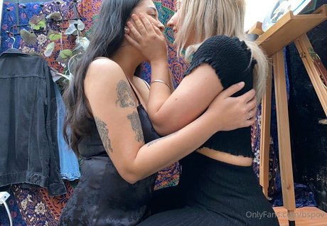 Bellaalouise porn model photo