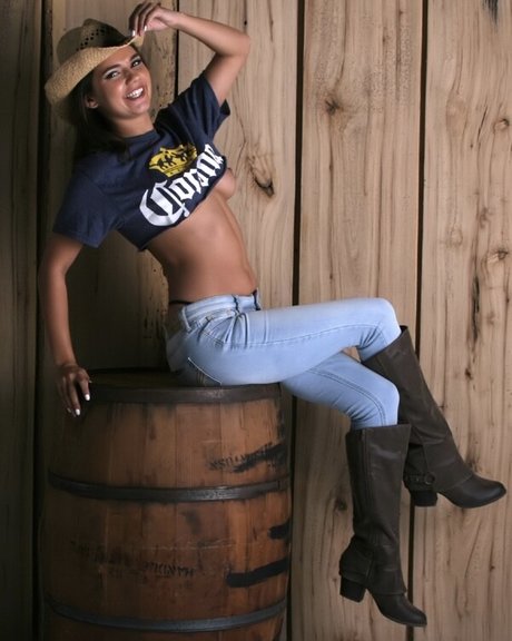 Dare Taylor pretty pornstar pictures