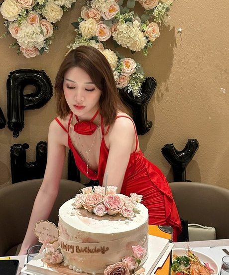 Inshy nudes model image