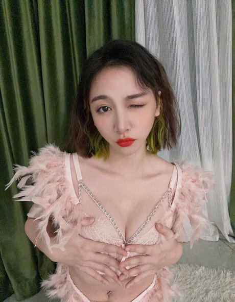 Inshy model hot picture