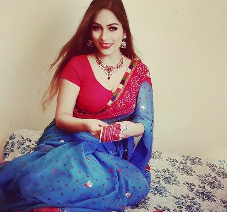 Zoya Rathore art star photos