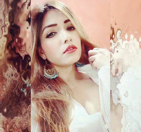 Zoya Rathore adult actress pic