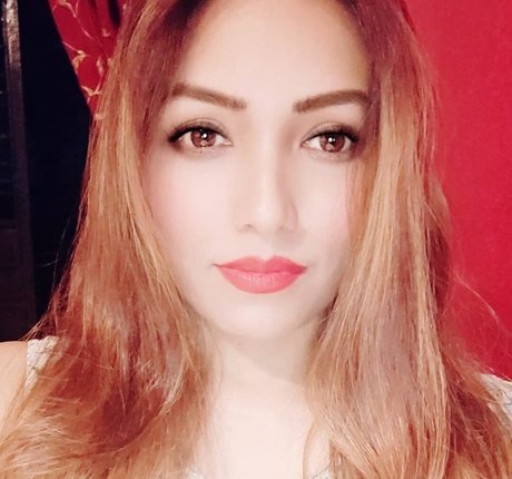 Zoya Rathore model perfect images