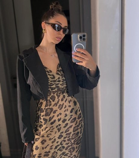 tranny onlyfans pornographic image