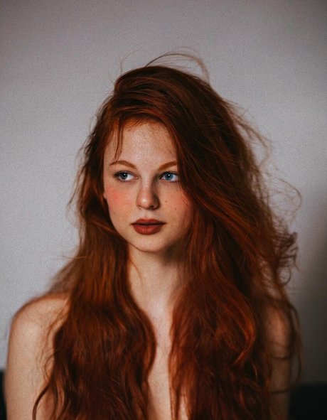 Sonia Red Fox_ erotic model gallery