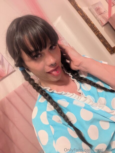 Nyxi Leon art star picture