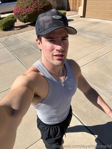 Wyattgonewild nudes model img