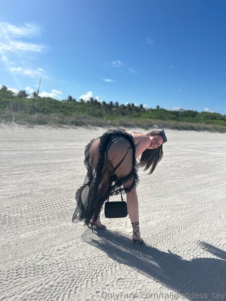 Tallgoddess Tay model beautiful pic