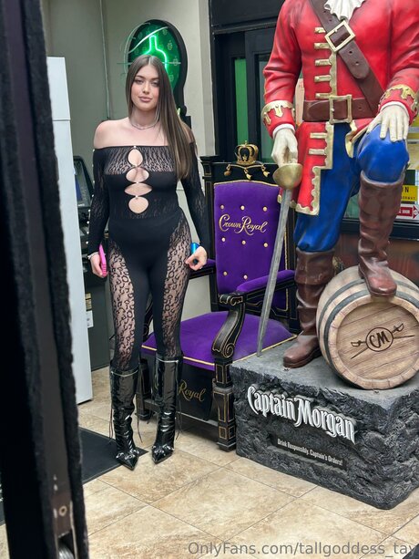 Tallgoddess Tay model erotic picture