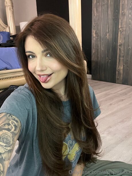 Adriaraexxx erotic model pictures