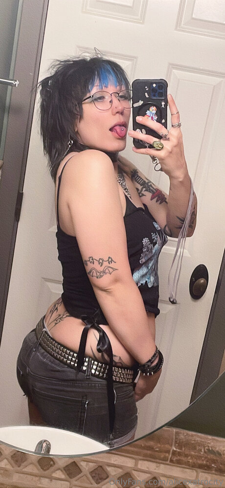 Alicexatrocity model hot image