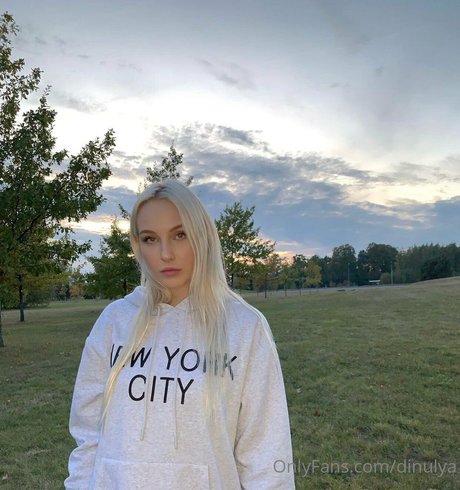 Dinulya star hot photo