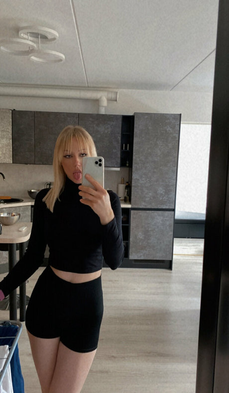 babe brunette onlyfans sexy photos