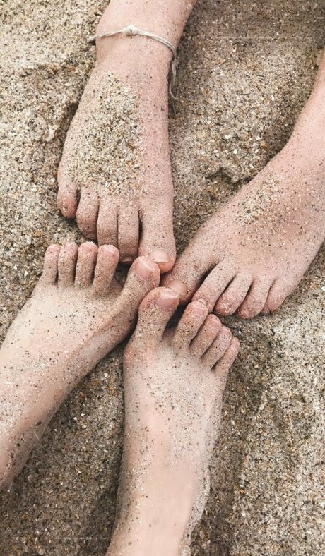 Lily Quinn nude model pics