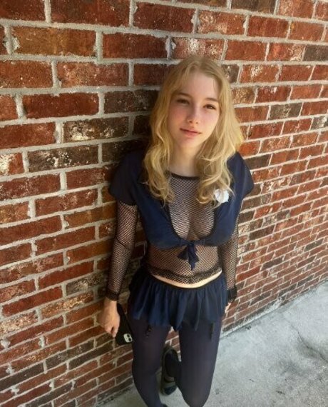 zooemoore art star galleries