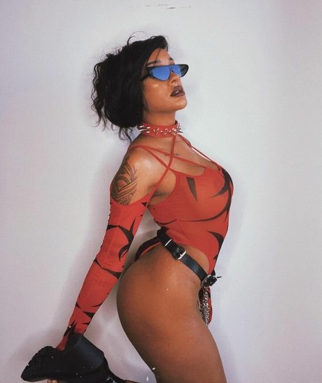 Zoey Sinn star naked image